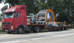 Для транспортировки такой большой оросительной системы использован грузовик с низкорамной открытой площадкой.