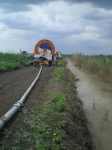Вода для полива поля забирается из канала и по трубопроводу подается в дождевальные машины