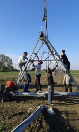 Собираются опорные башни фронтальной системы полива Собираются опорные башни фронтальной системы полива